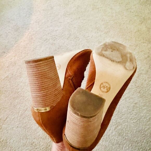 Michael Kors Westley, suede ankle booties. - Picture 4 of 6